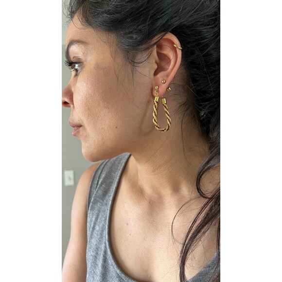 Gold tone twisted rope hoop earrings red minimalist - Picture 3 of 3
